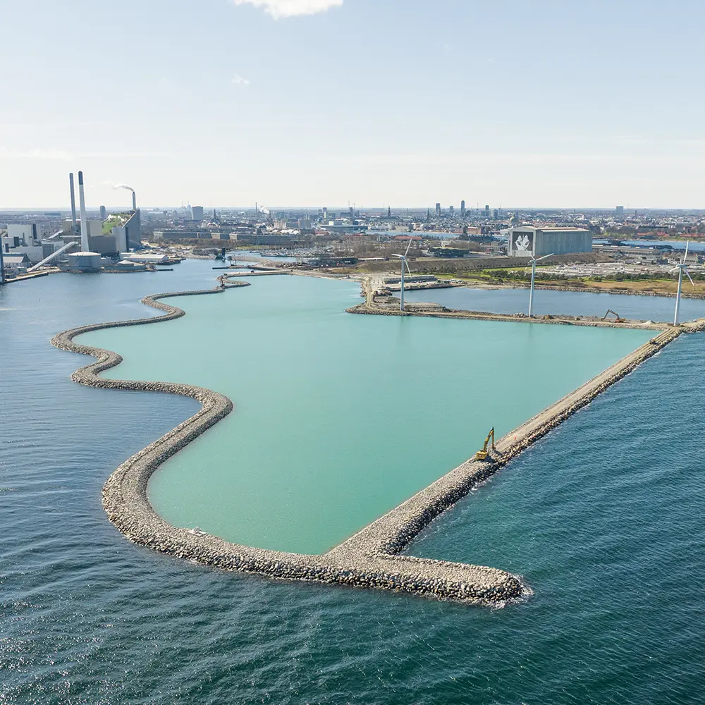 Droneindhold over et proces hvor man kan se udviklingen for et byggeri.