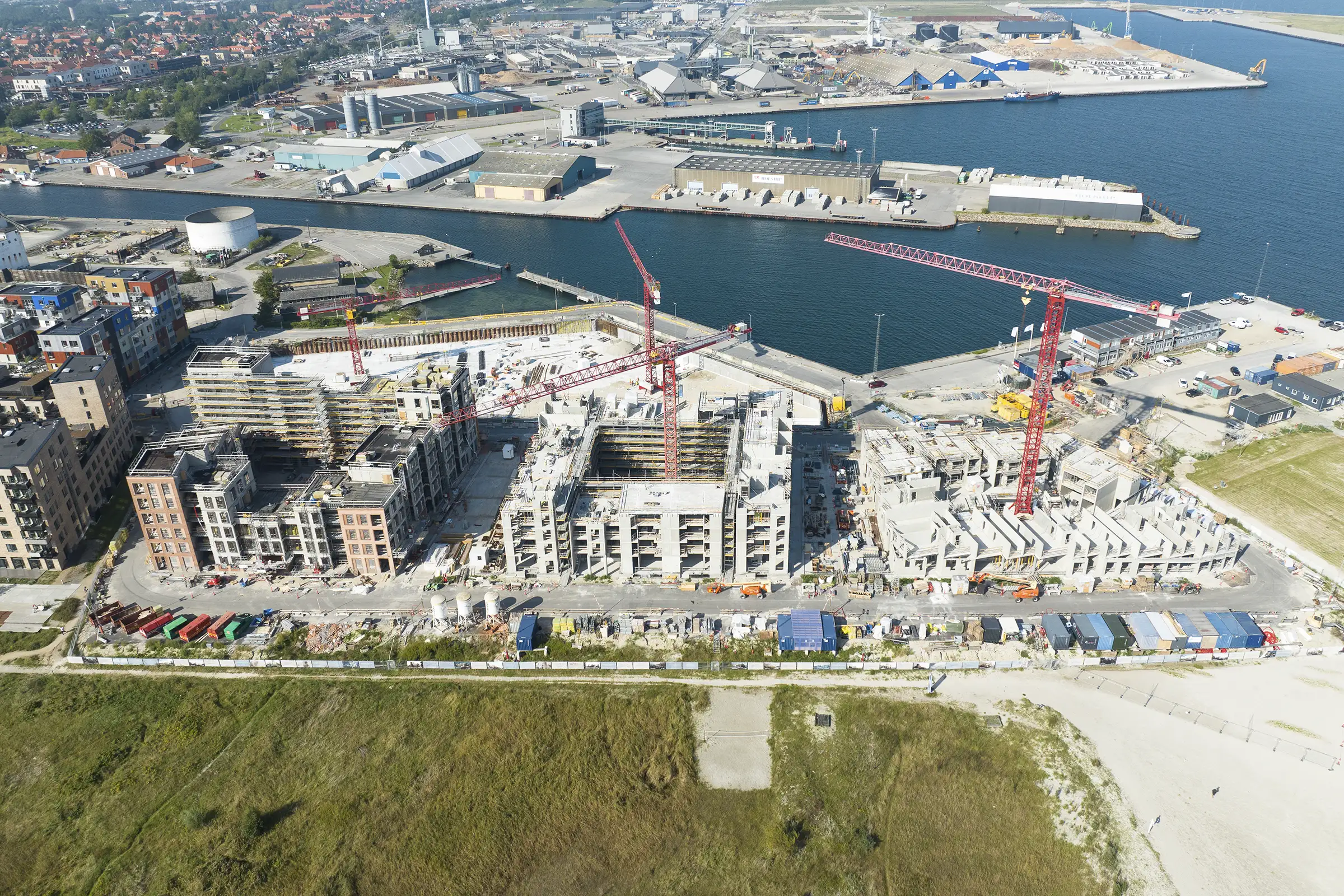 Dronefoto der skaber perspektiv for et byggeprojekt.