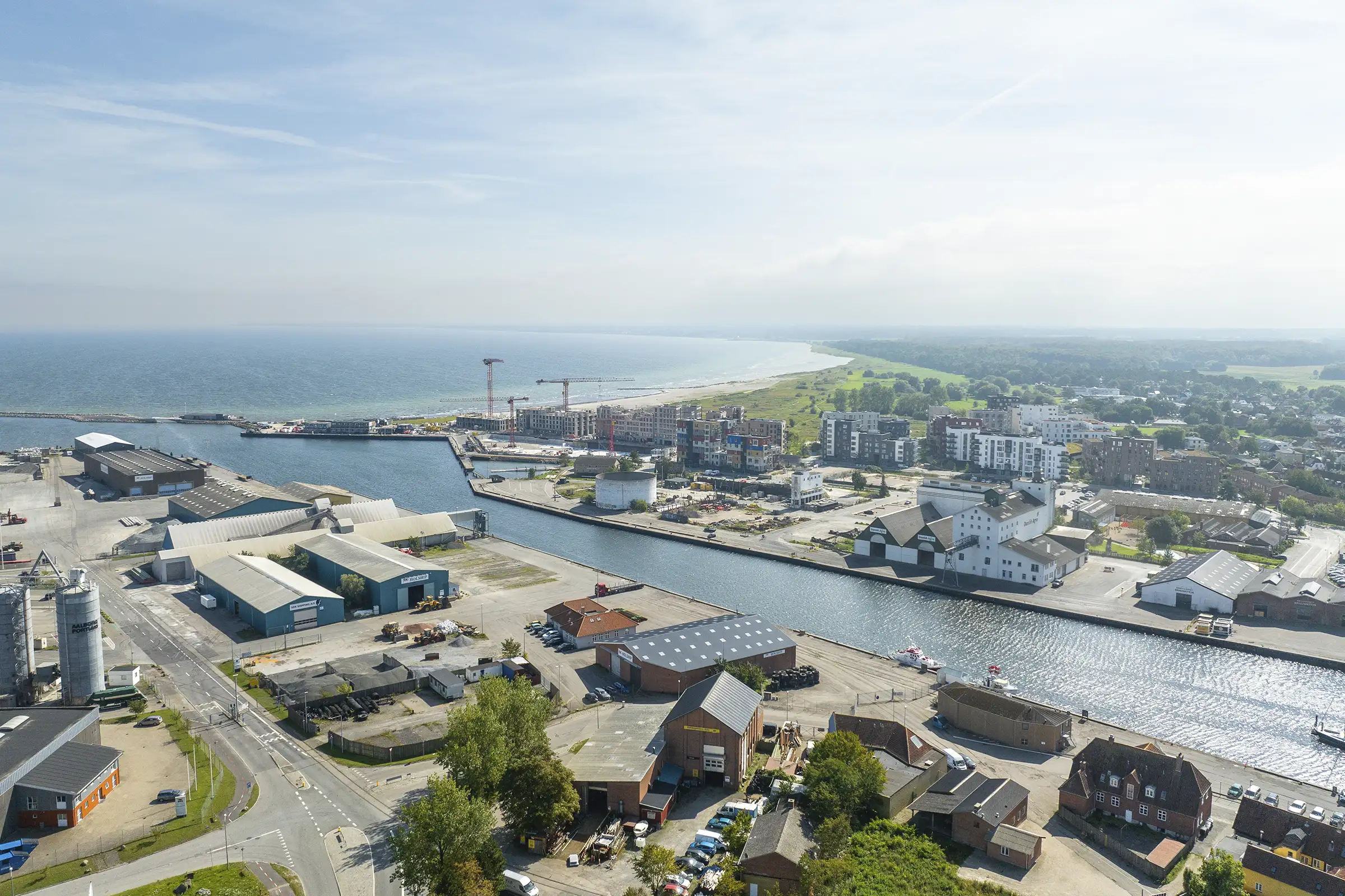 Dronefoto der skaber perspektiv for et byggeprojekt.