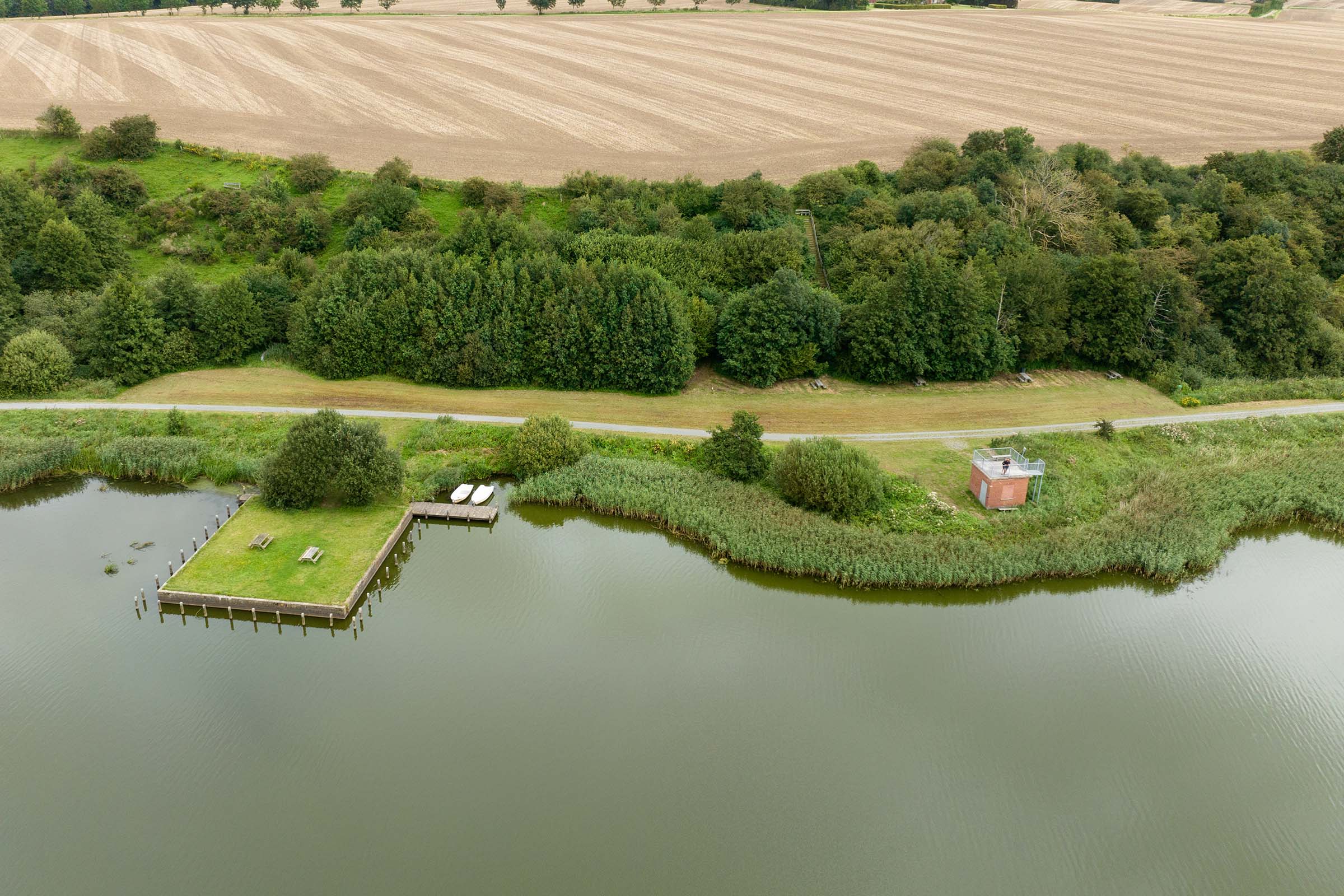 Case Stedet Tæller X, dronefoto, landskab, mark, overblik.