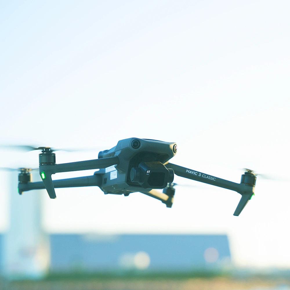 Drone billede af en dji mavic 3 drone taget fra luften.