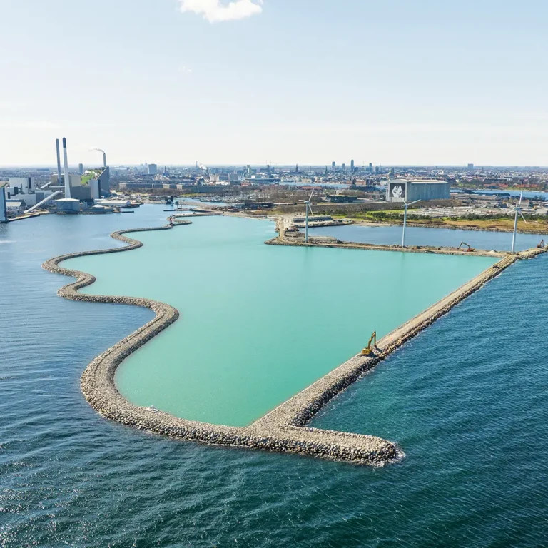 Dronevideo-og-fotos der viser udviklingen i Lynetteholm projektet.