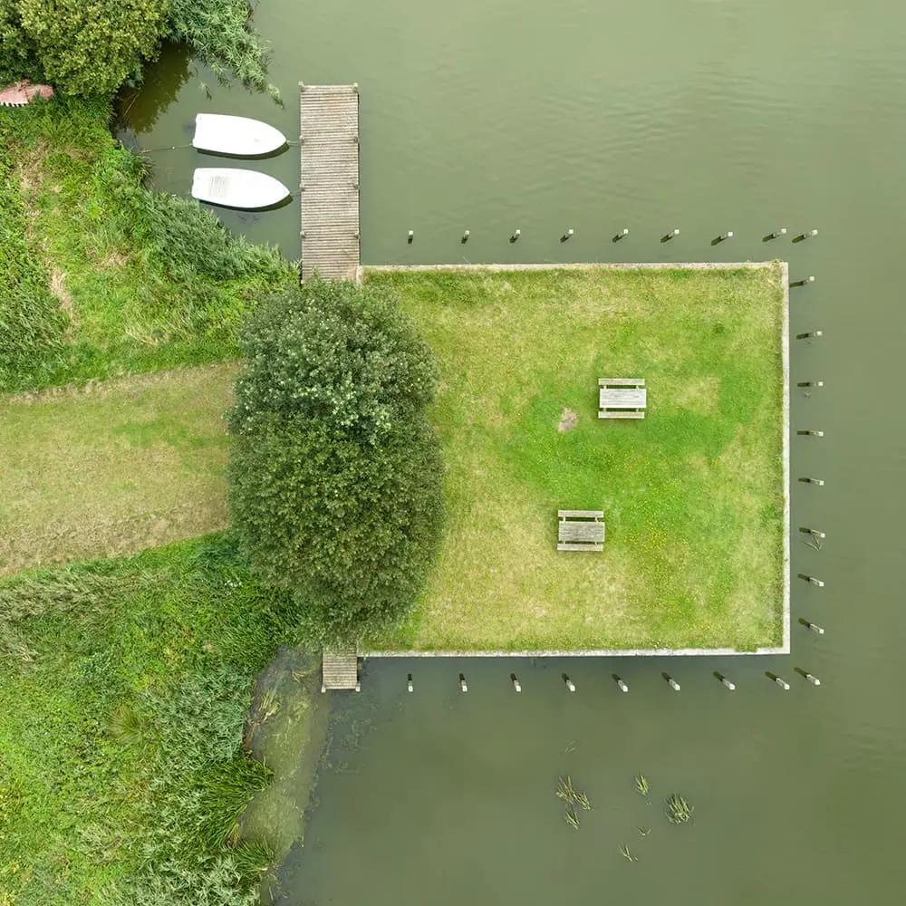 Droneindhold over en sø i Danmark, nyt vinkel, perspektiv.