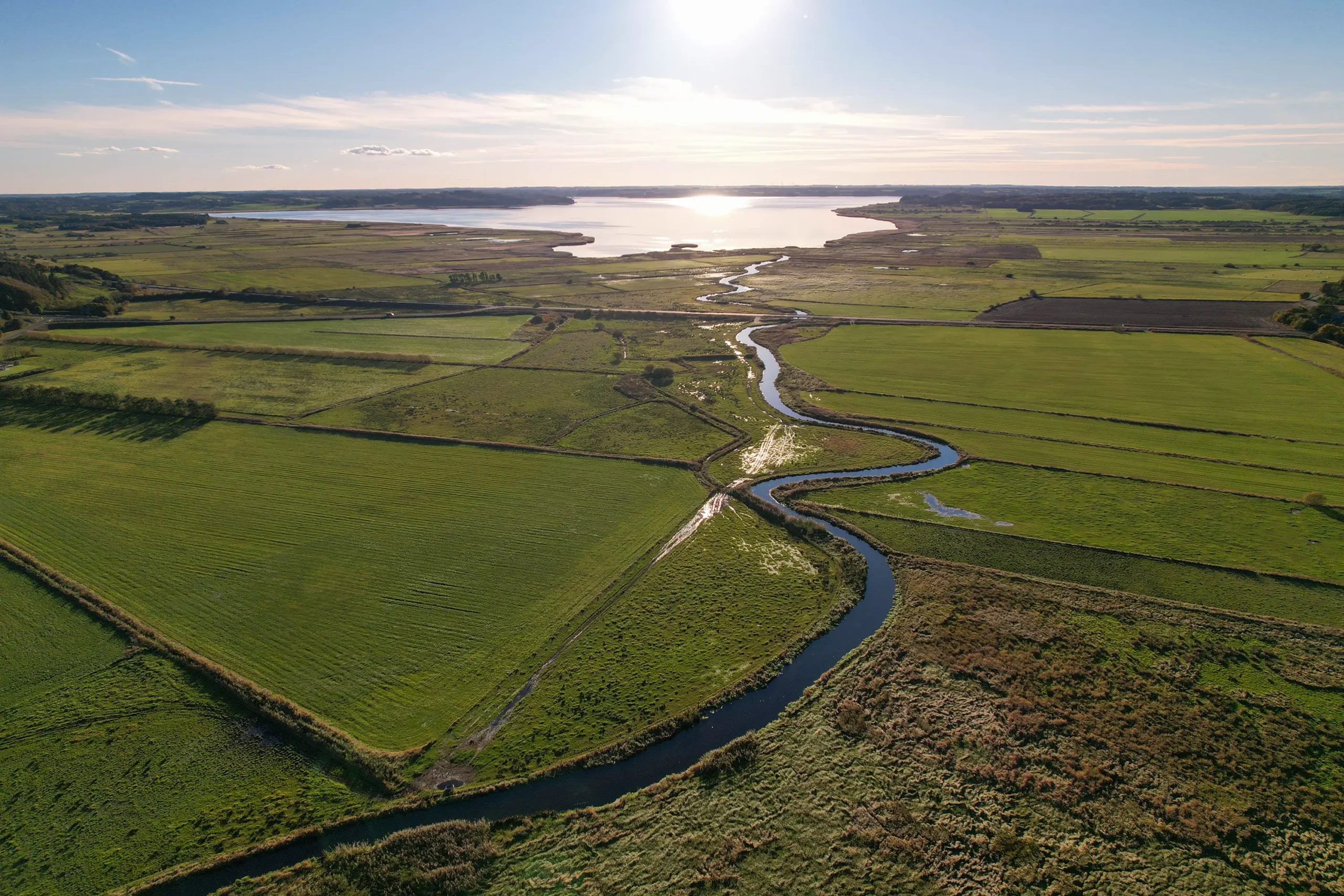 Et drone landskabsbillede af en mark i Jylland.