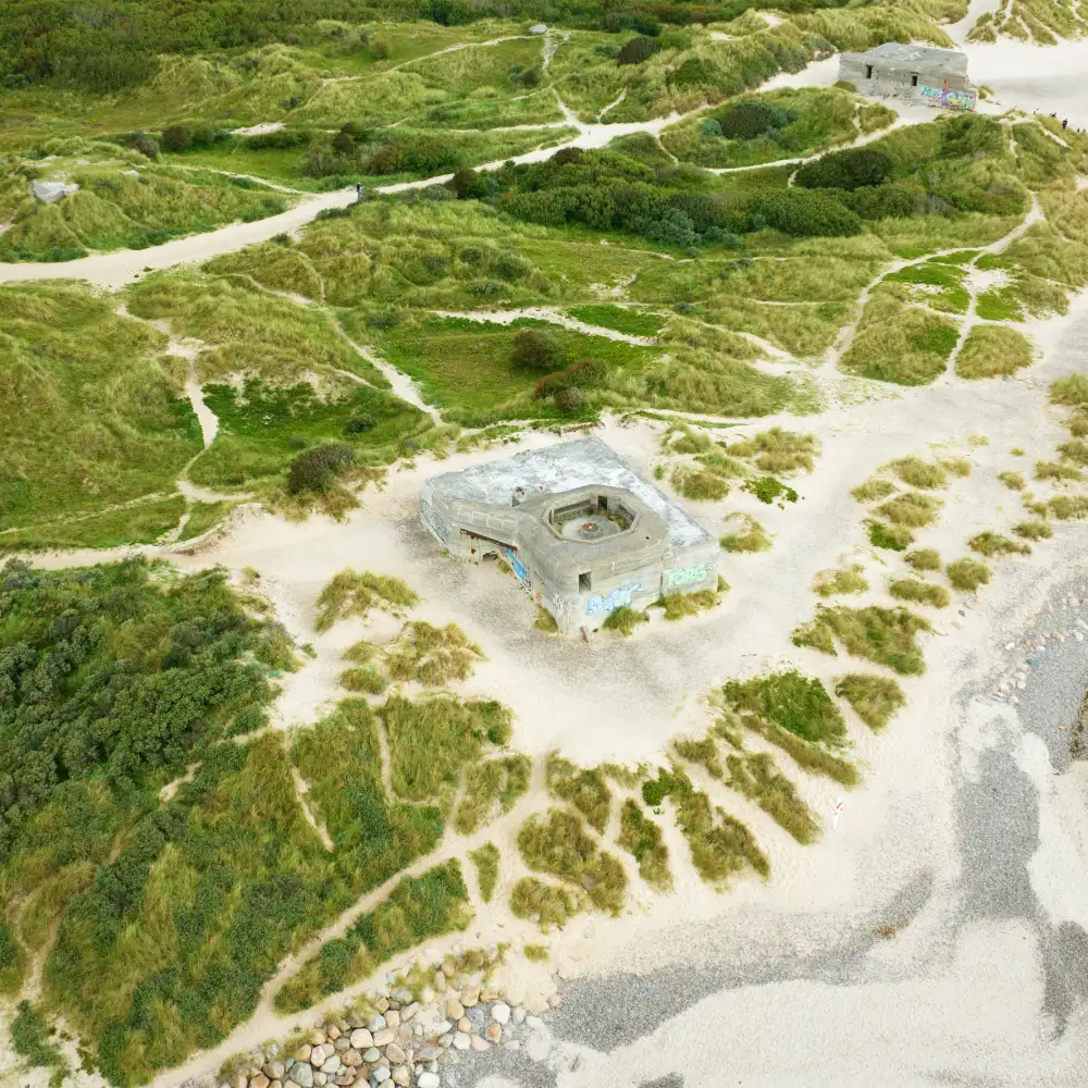 Dronefoto af et landskab i Danmark, med både grønt og vand areal.