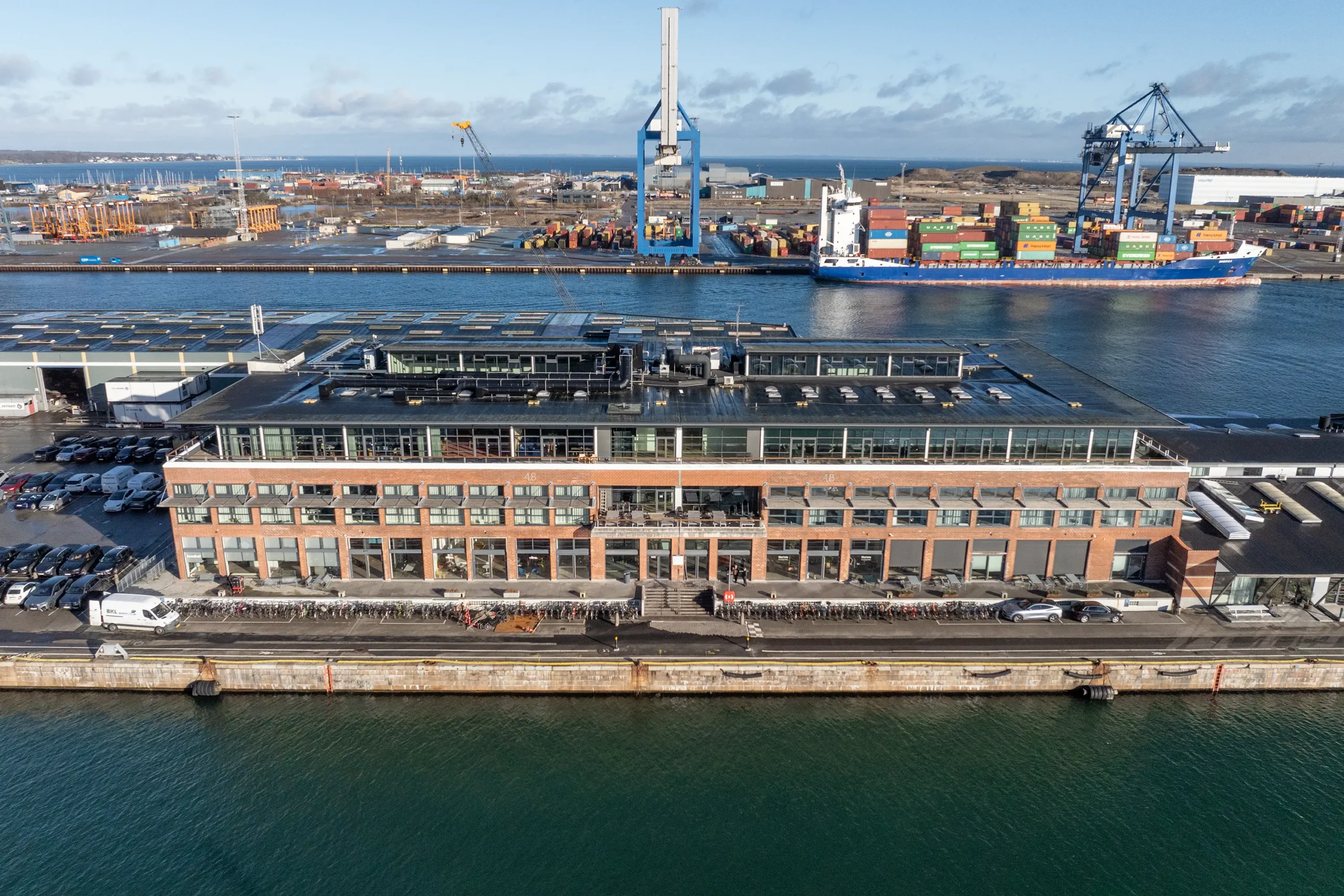 Dronevideo og dronefotos af Norhavn, hvor man ser bygninger og kontorer.