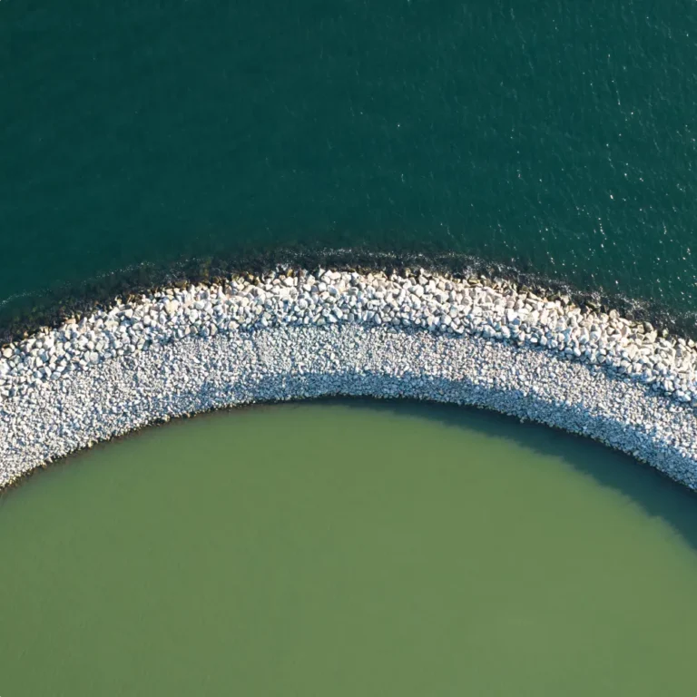 Priser til vores dronevideo og dronefotos, top down skud af havet i Danmark.
